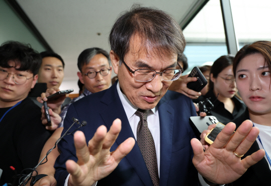 노태악(가운데) 중앙선거관리위원장이 2일 과천 중앙선거관리위원회에서 열린 회의를 마치고 위원장실로 향하며 취재진의 질문을 받고 있다. 중앙선관위는 이날 위원회의에서 '자녀 특혜 채용 의혹'과 관련한 감사원의 직무 감찰 수용을 최종적으로 '거부'하기로 결정했다.<연합뉴스>